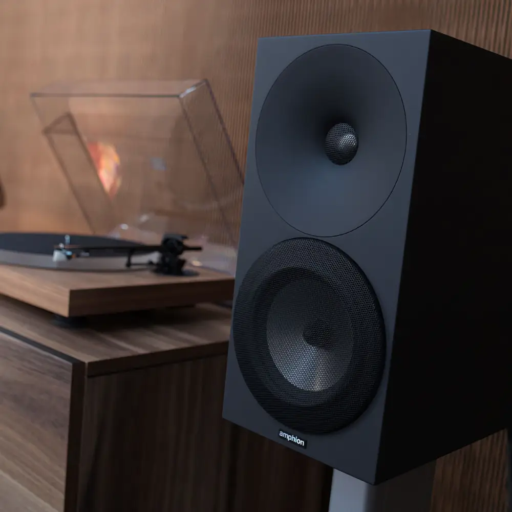 Amphion Argon 3S in black with turntable
