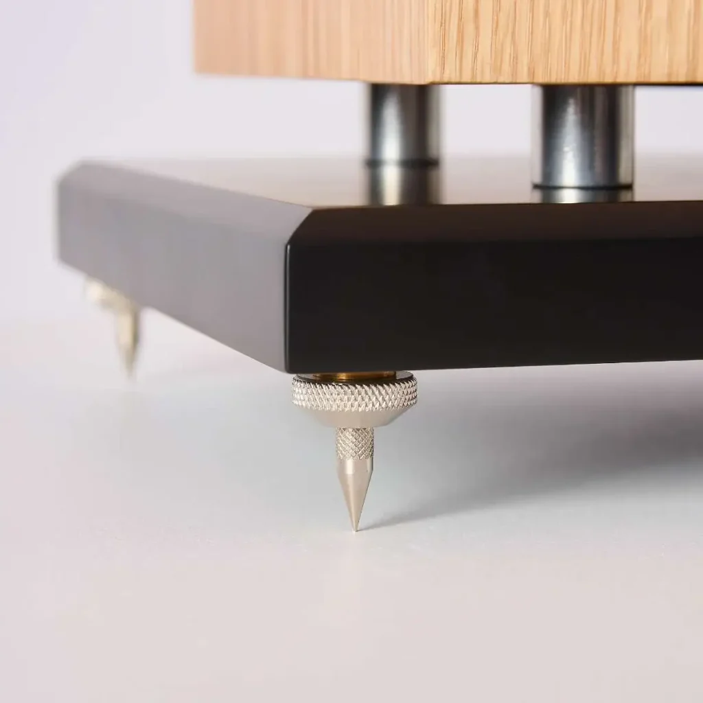 Neat Elite plinth with floor spikes