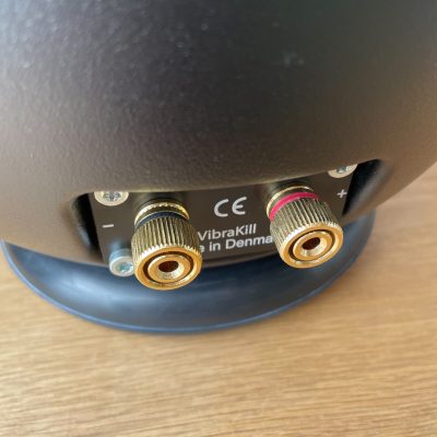 Jern 11 speaker terminals