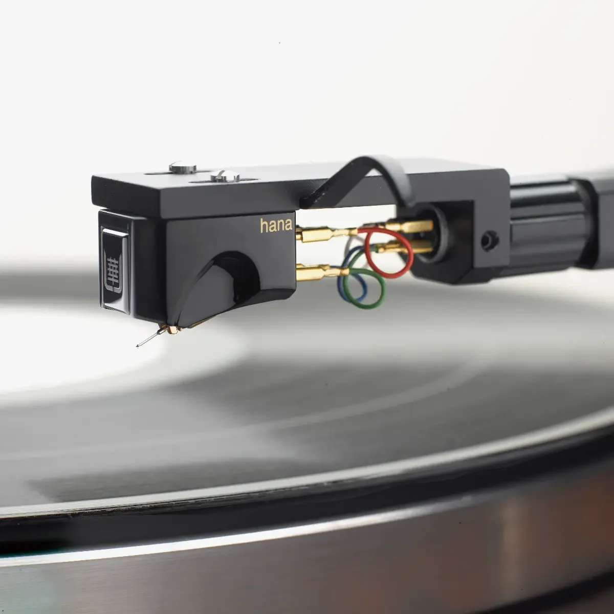 Hana Umami Black cartridge fitted to turntable headshell